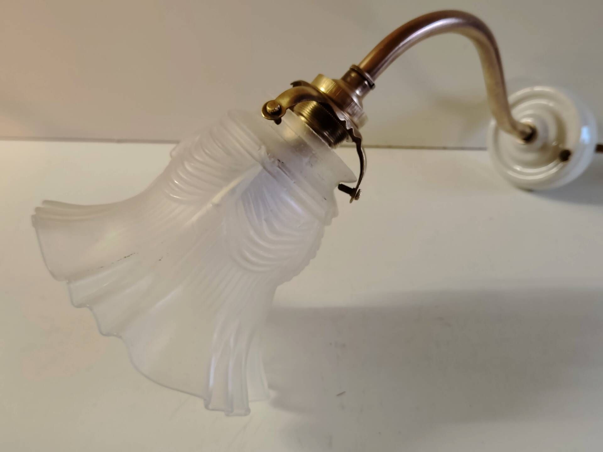 Swan neck wall lights in porcelain, brass and glass - mid 20th century.