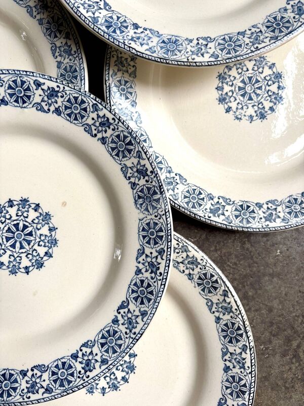 6 assiettes plates Gien en terre de fer, service ''Arabesques'', 1880-1930