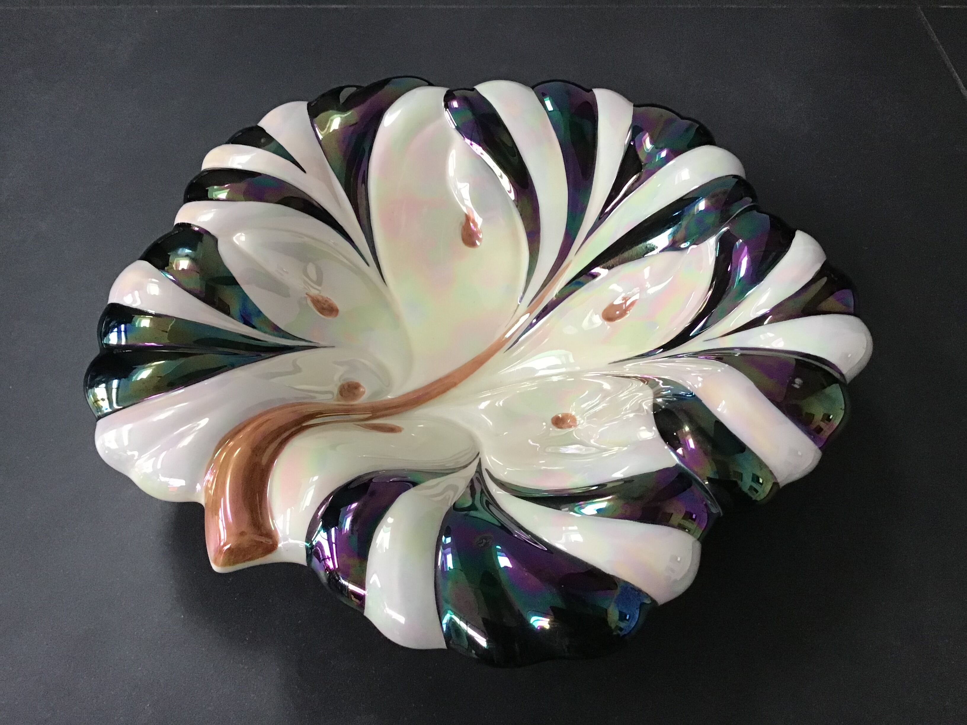 Verceram iridescent ceramic leaf cutter