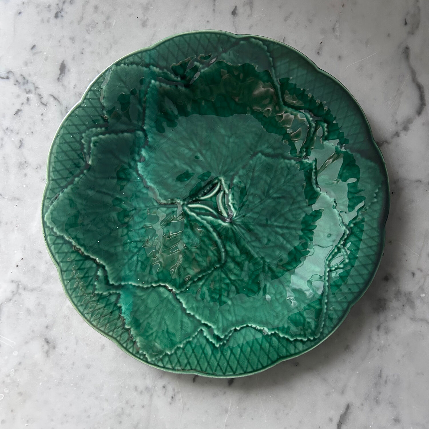 Dish in slipware with vine leaves