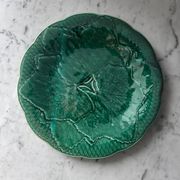 Dish in slipware with vine leaves