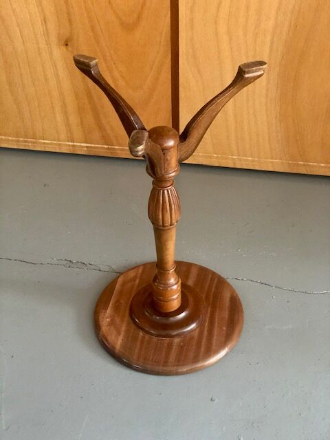 Tripod pedestal table in varnished waxed wood