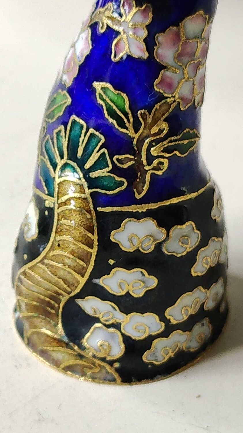Chinese cat figurine in bronze / brass enamel cloisonné. floral motifs, gold inclusions