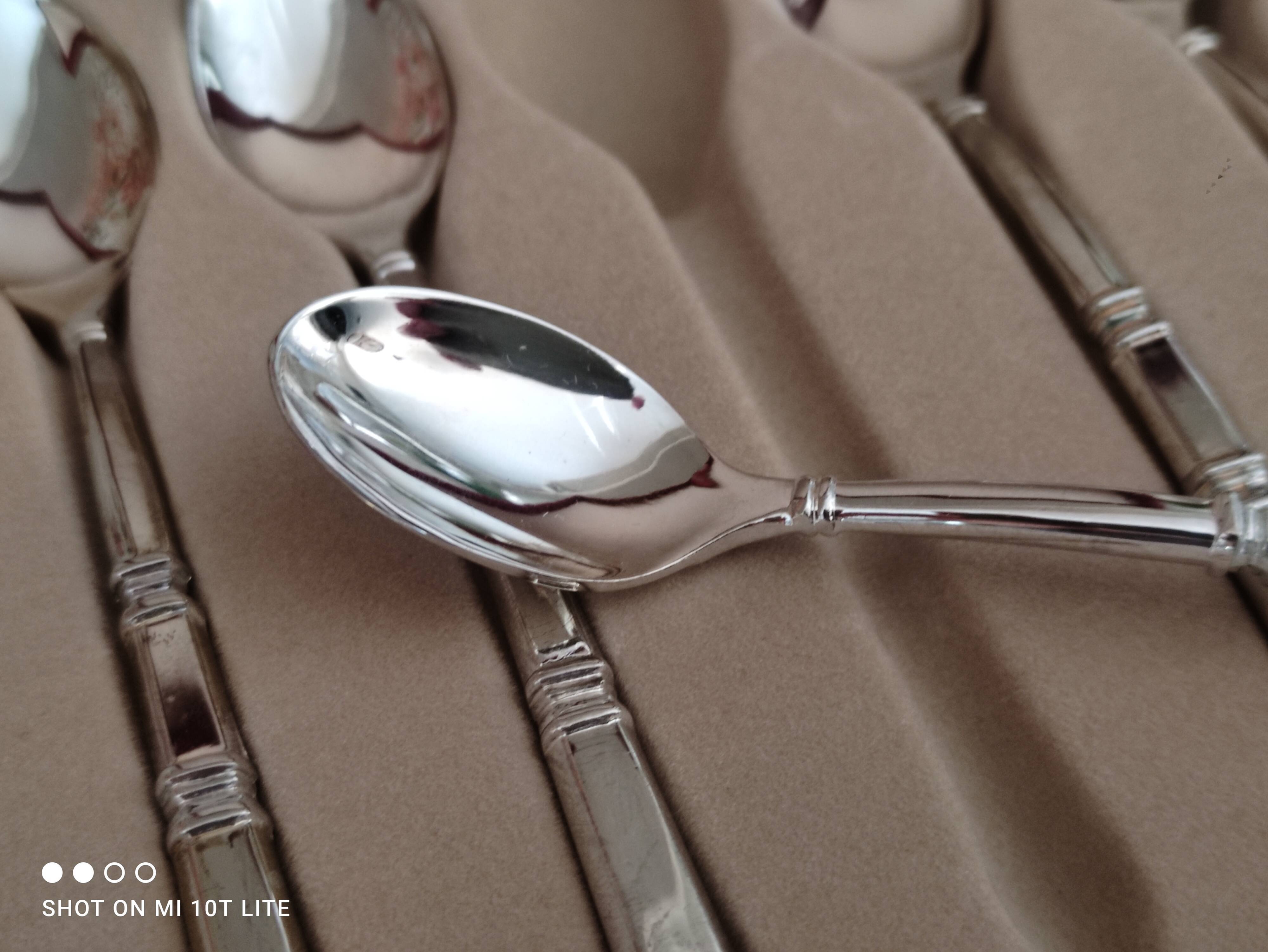 Lot de 6 cuillères à café en métal couleur argent dans leur coffret d'origine