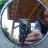 Round mirror with feet