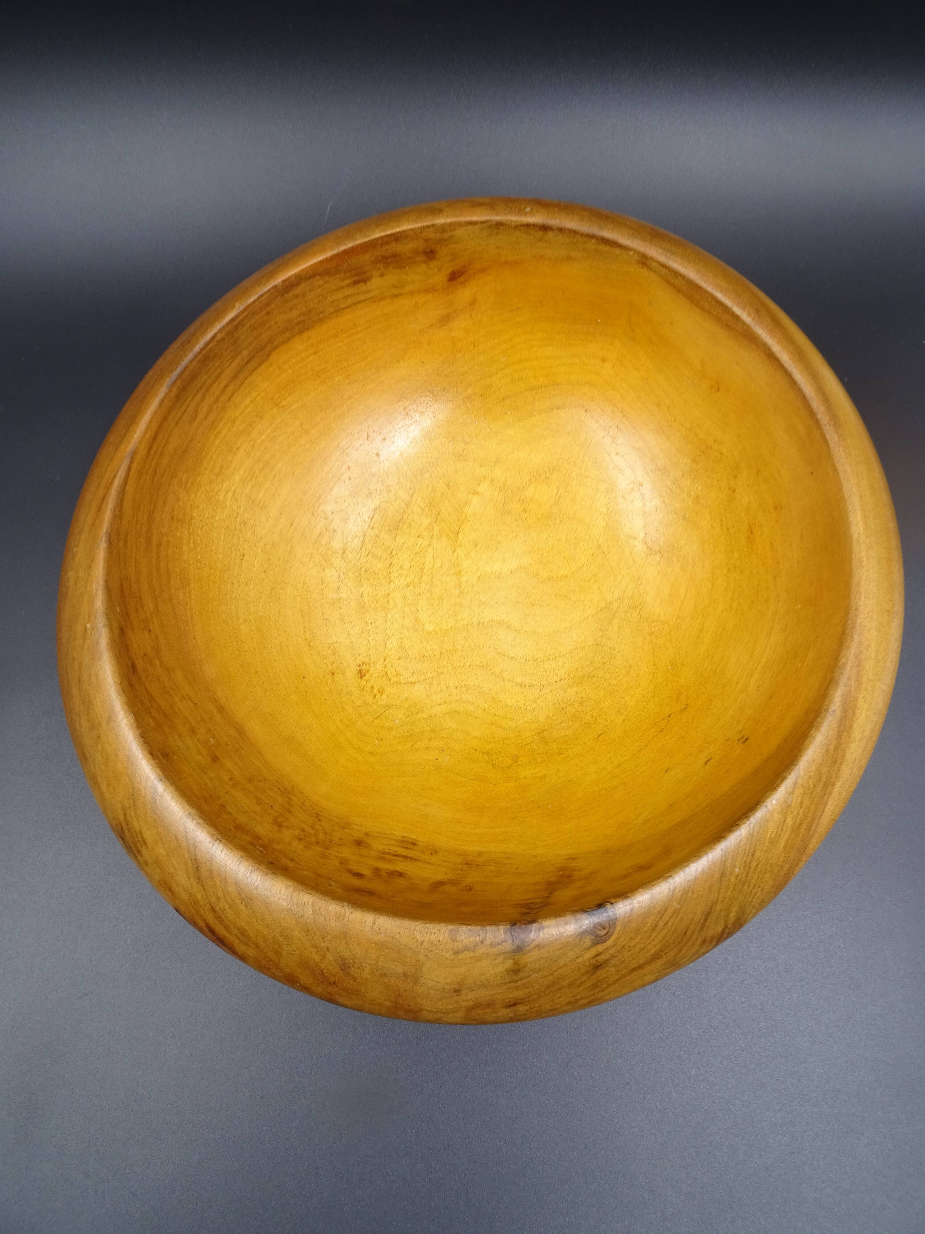 Wooden dish signed E - Circa 1960-1970