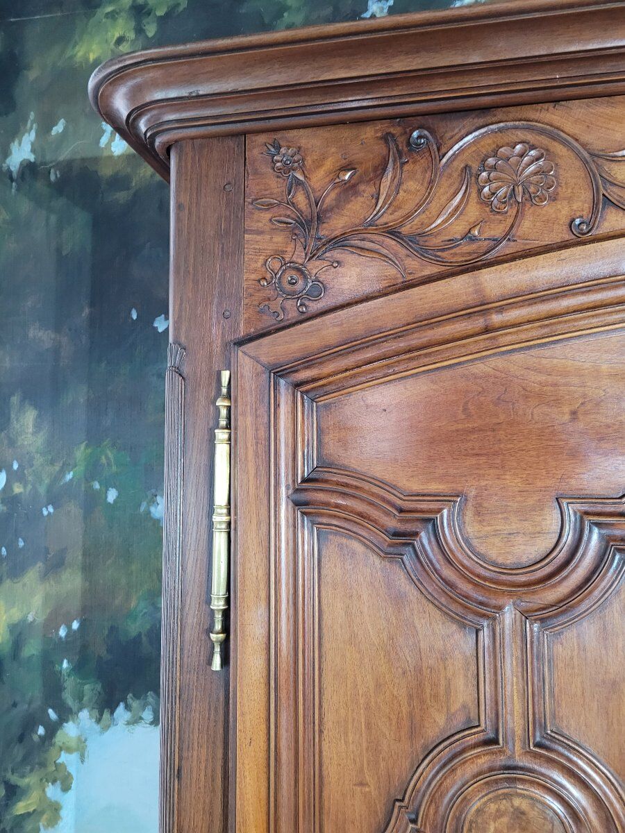 Armoire Louis XV en noyer et chêne