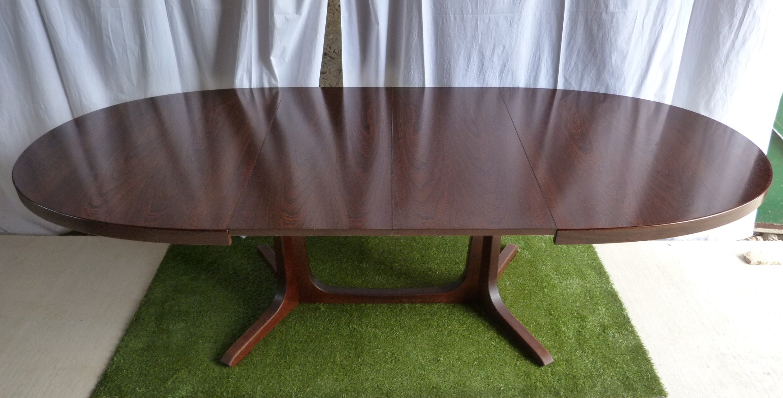 Extendable oval table