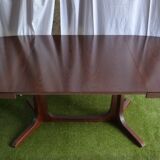 Extendable oval table