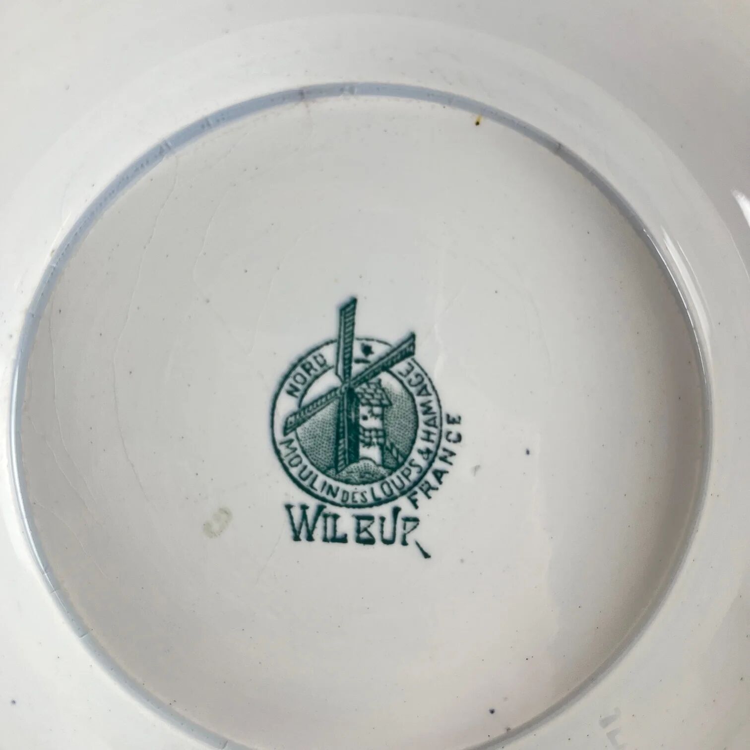 Assiette de présentation sur piedouche, terre de fer, modèle "Wilbur", Moulins des loups, fin XIXe s.- début XXe s.