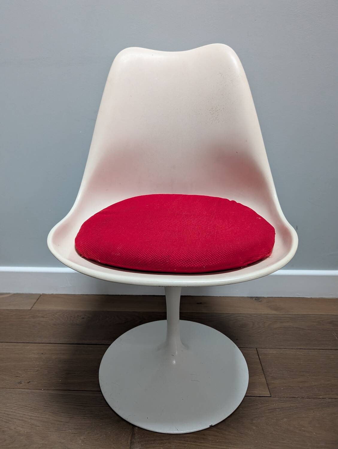 Set of 8 chairs and 10 Saarinen Tulip armchairs from 1968.