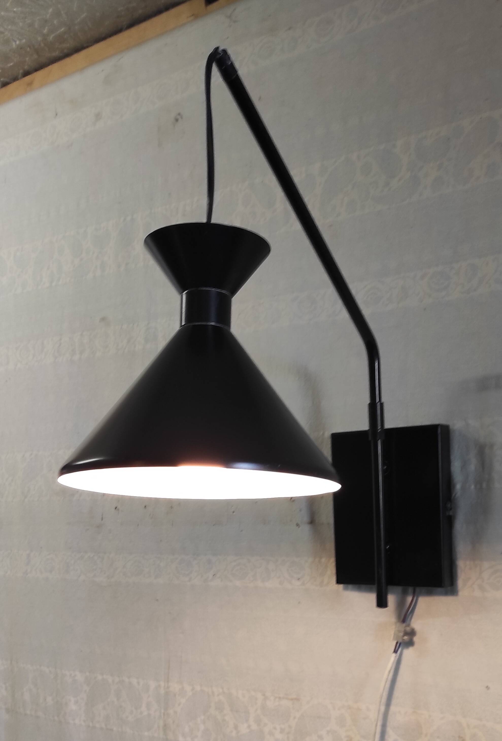 Applique avec potence articulée et abat-jour diabolo en métal noir
