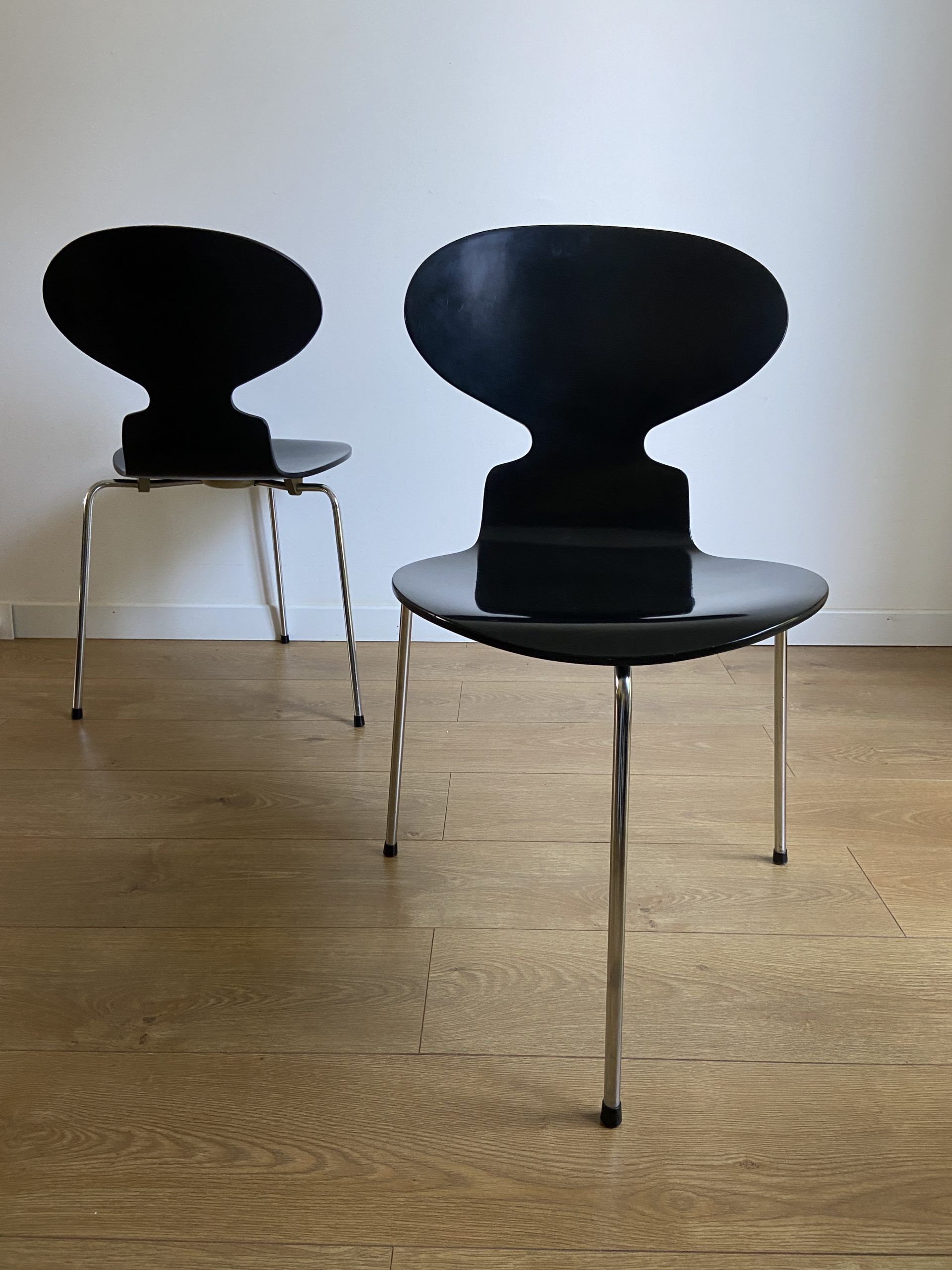 Pair of black chairs ant tripod model 3100 "the ant" by Arne Jacobsen edition Fritz Hansen