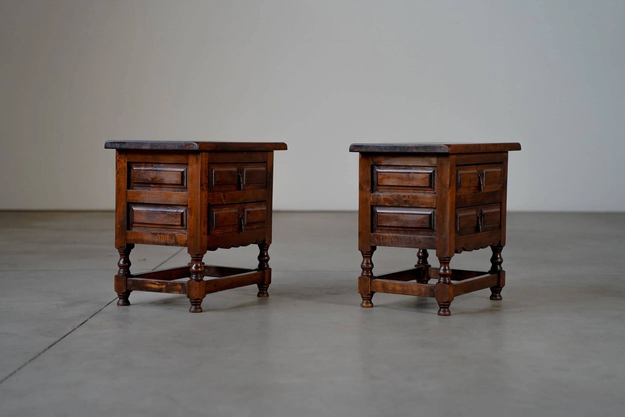 Tables de nuit espagnoles en noyer - Espagne années 1900