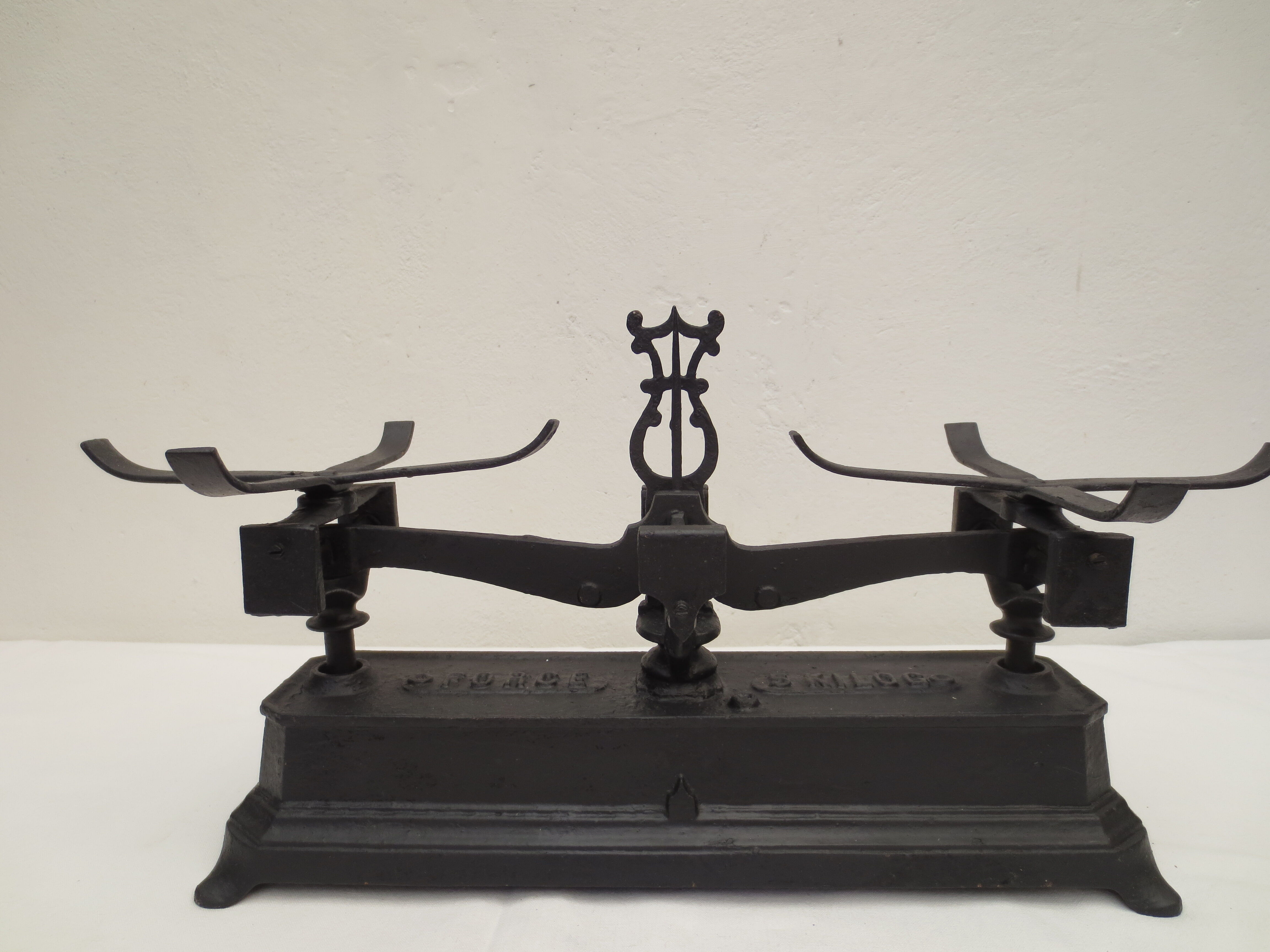 Old complete roberval balance in black cast iron with fine lines (force 5 kg)