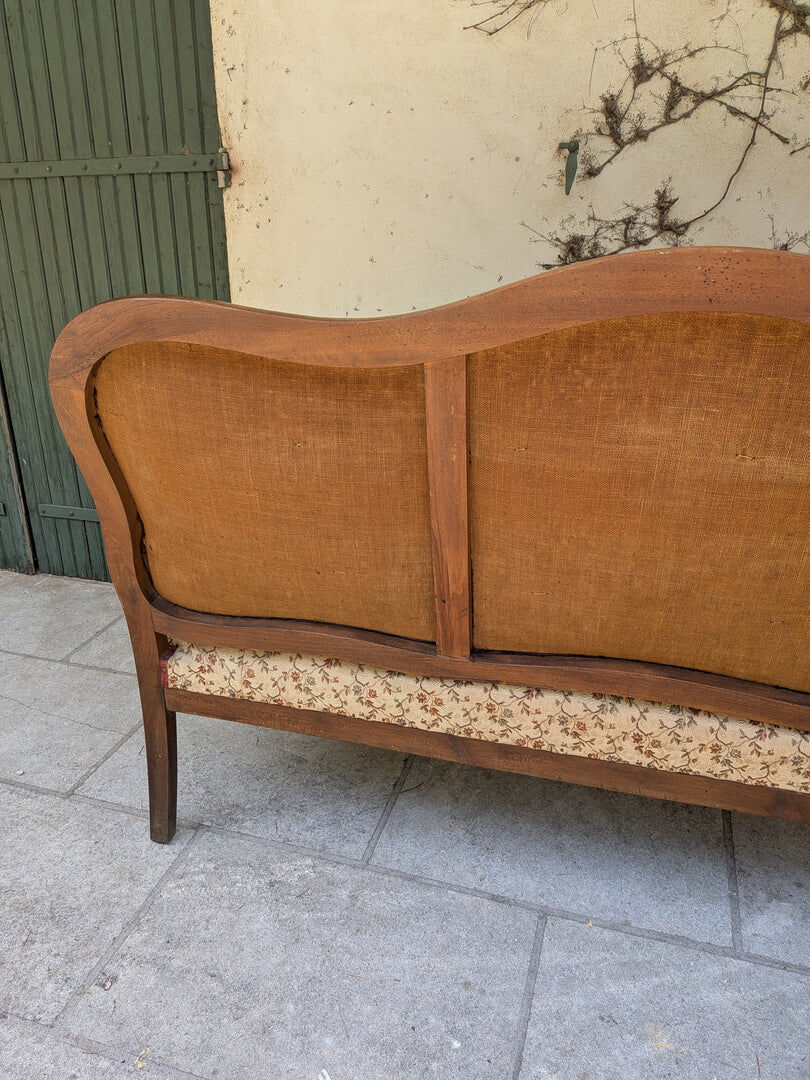 Moulded wooden bench with floral upholstery – Old-fashioned charm