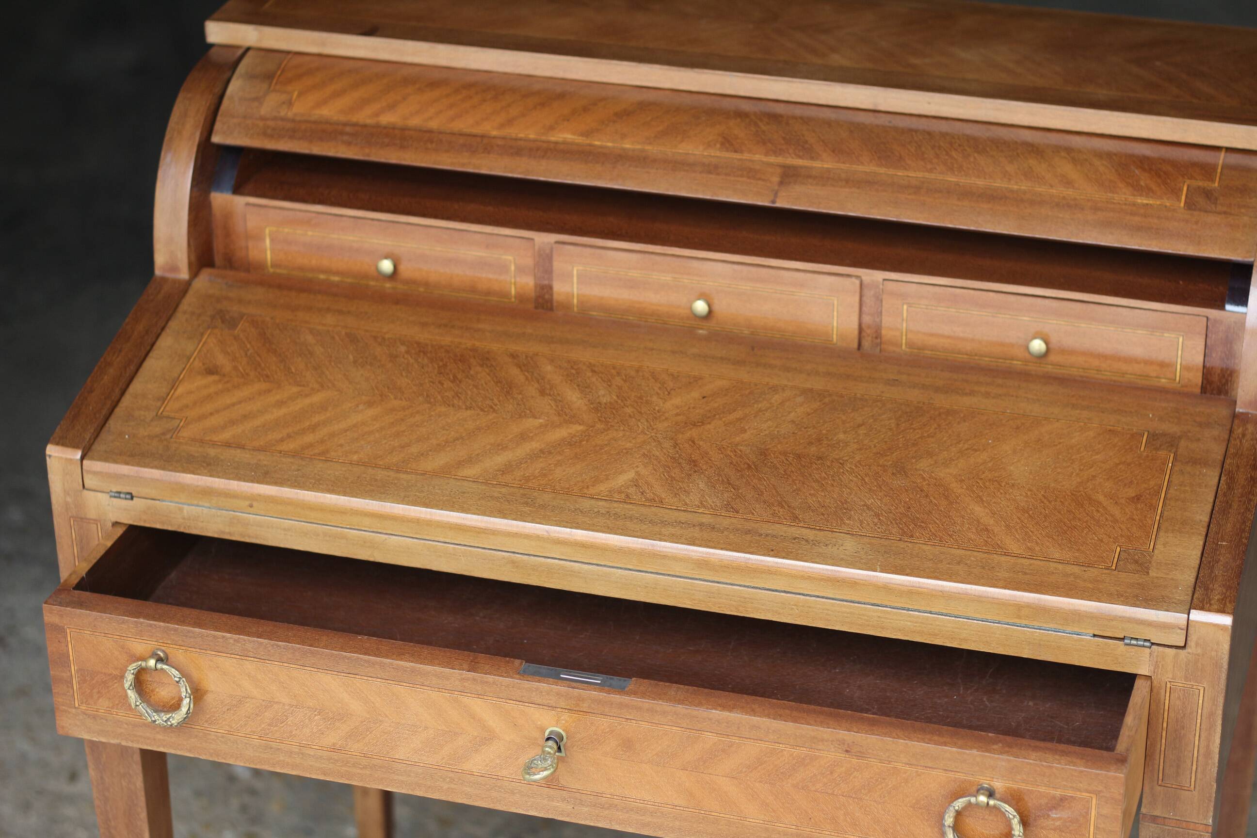 Charming desk with a blond wood structure. Work from the Faubourg (early 20th century).