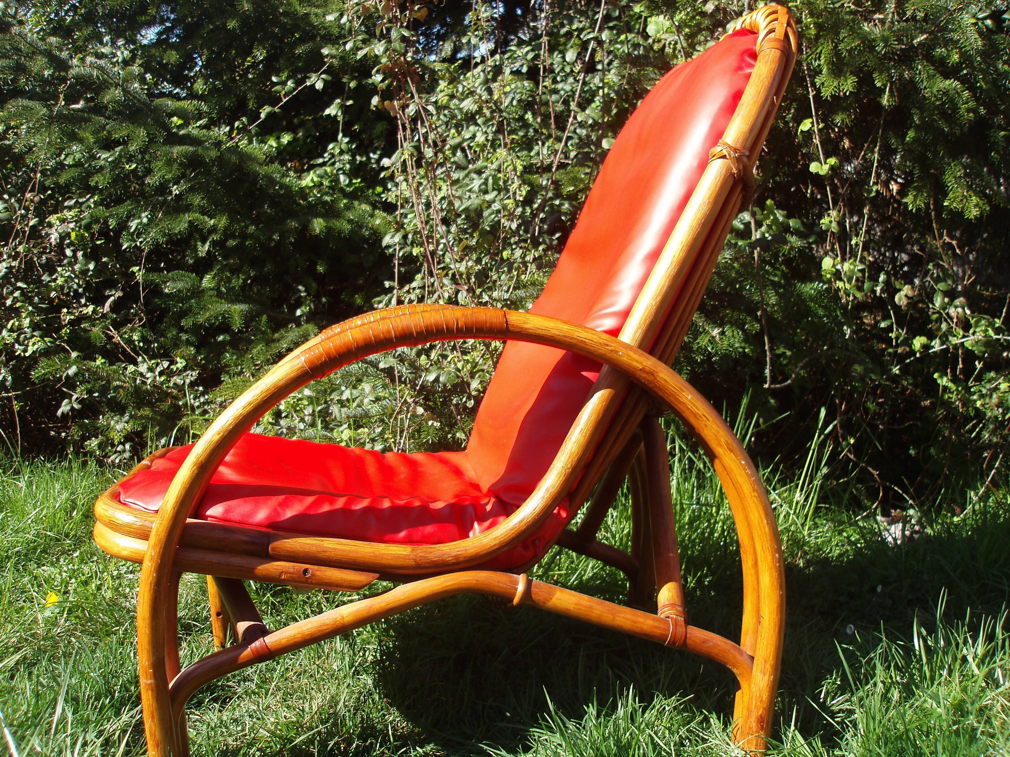 Fauteuil vintage rouge en rotin et skai rouge