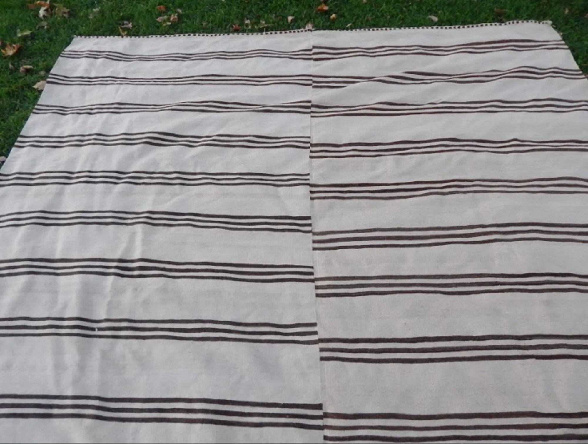 Vintage Turkish kilim, handwoven, 280x380 cm.