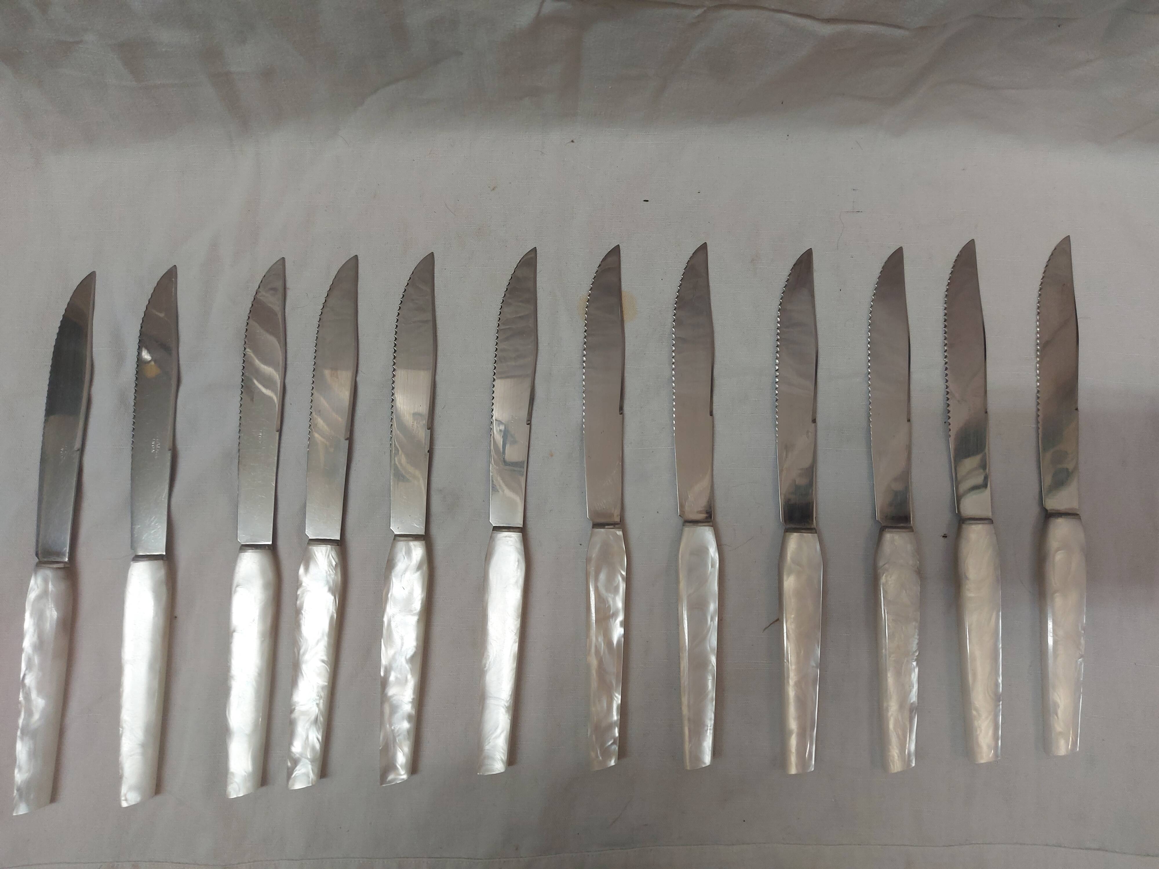 12 mother-of-pearl knives, early mid-20th century