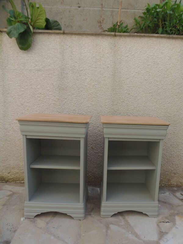 2 chevets style Louis Philippe réenchantés en vert de gris, plateau bois.