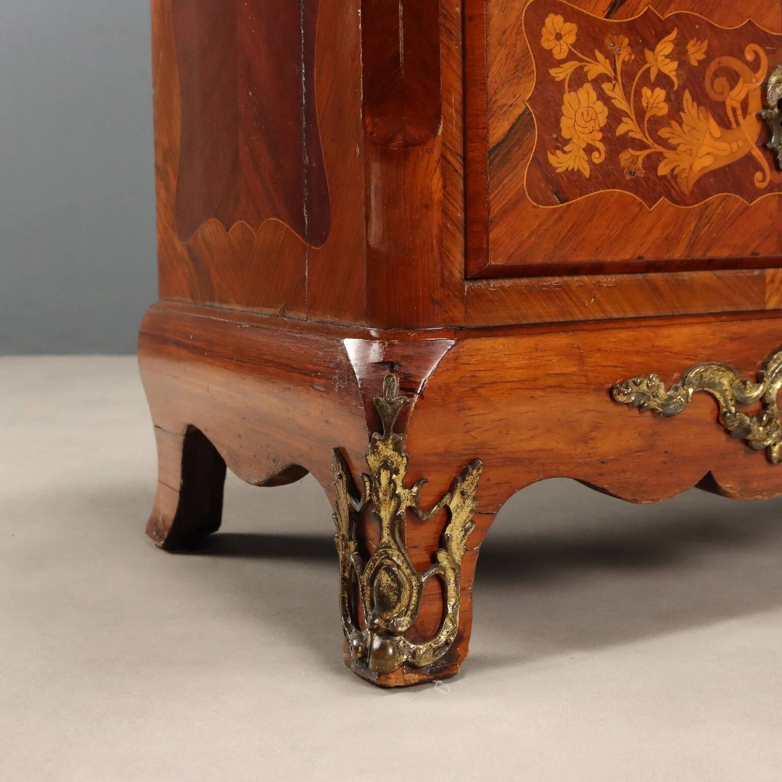 Antique Napoleon III cabinet in violet wood, 19th century.