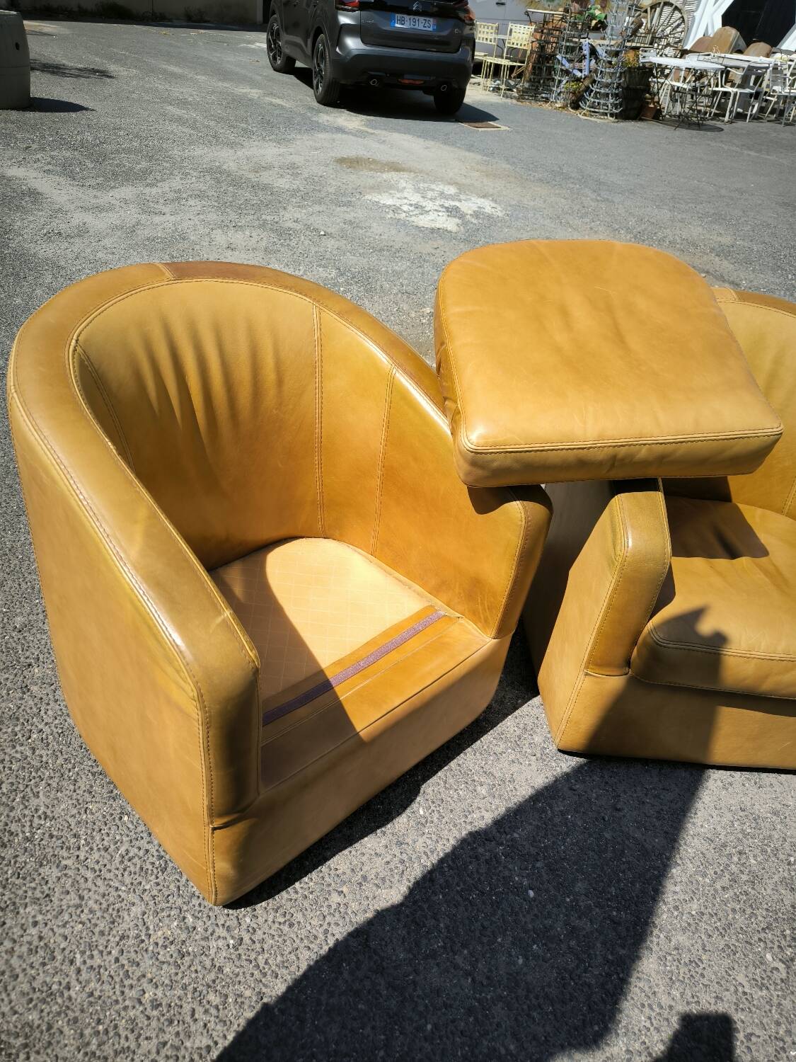 Paire de Fauteuils cuir vers 1980