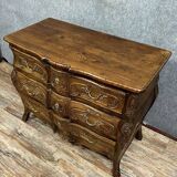 commode Tombeau galbée de style Louis XV en bois massif