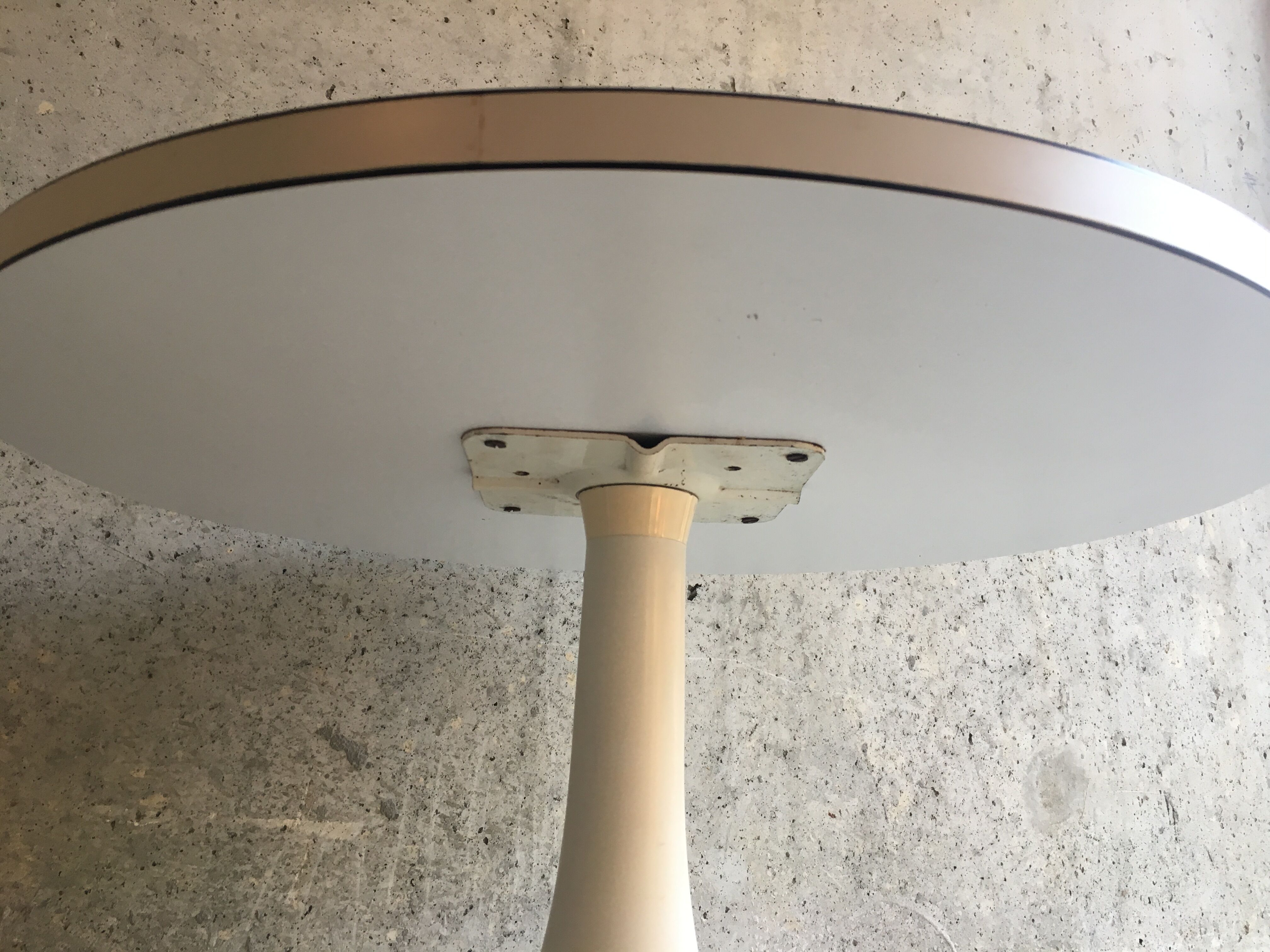 Tulip foo swivel coffee table