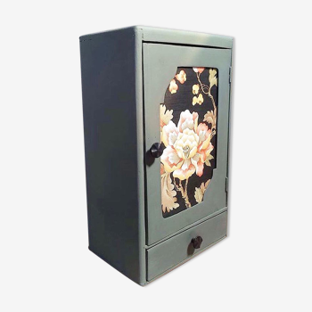 Flowery medicine cabinet