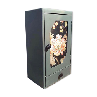 Flowery medicine cabinet