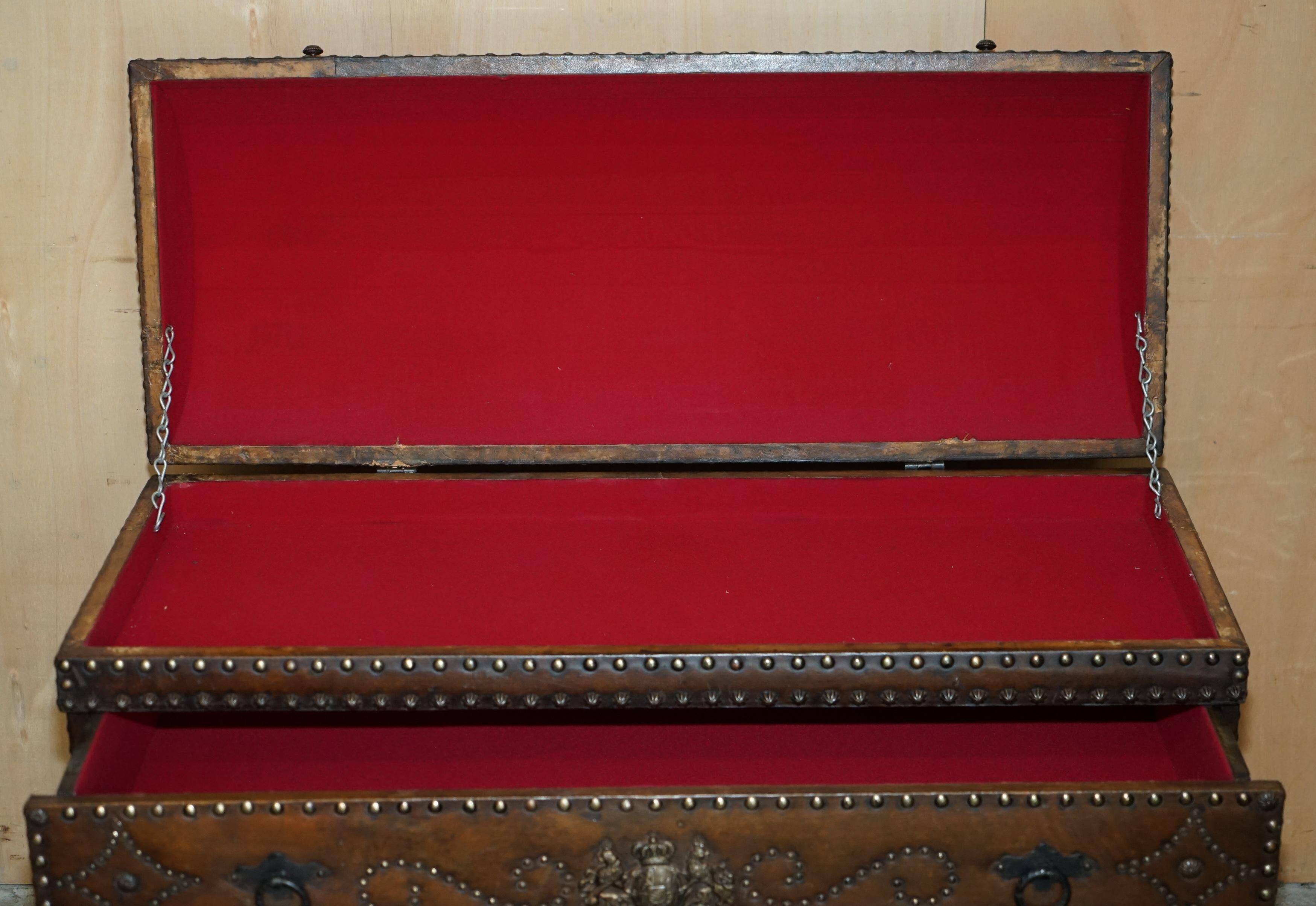 Commode Antique Espagnole en Chêne avec Dessus Bombé en Cuir et Armoiries Royales