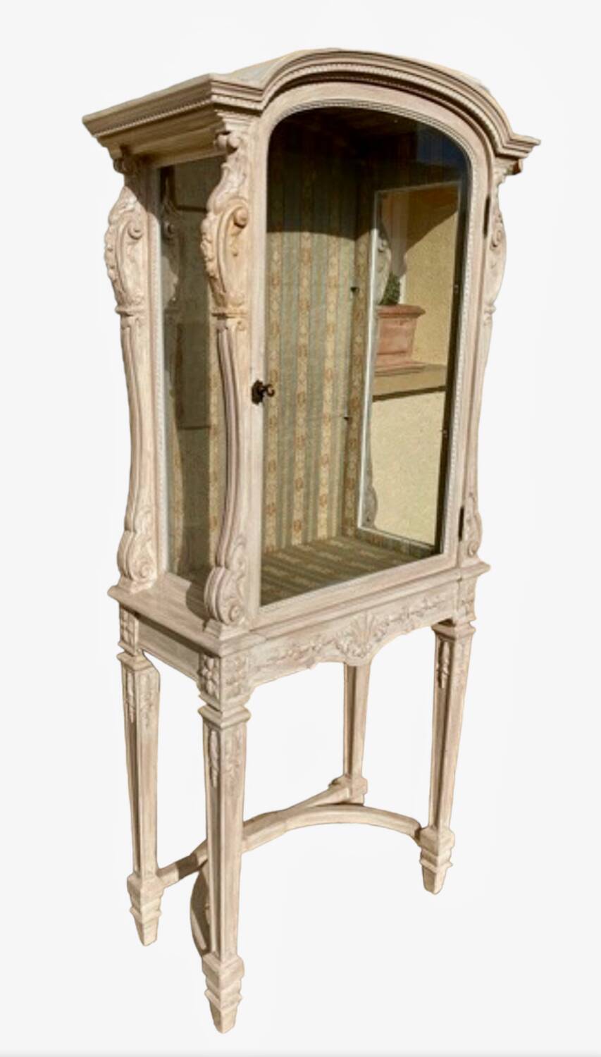 Vitrine laquée style Louis XVI