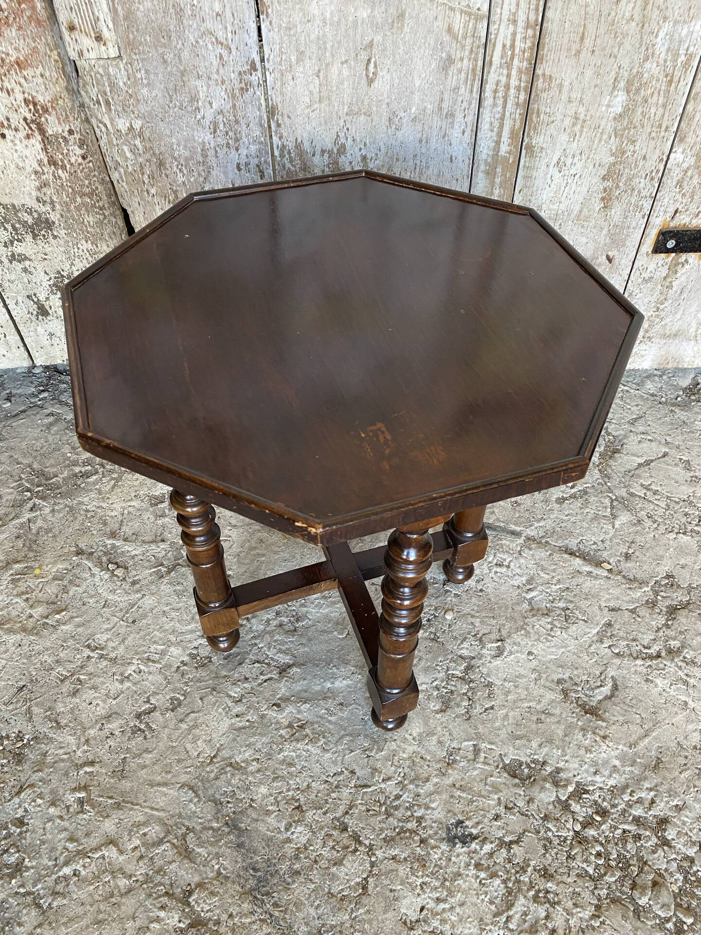 Chevet ancien, table basse octogonale en bois pieds tournés