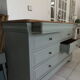 Commode style Louis Philippe, 8 tiroirs vert de gris