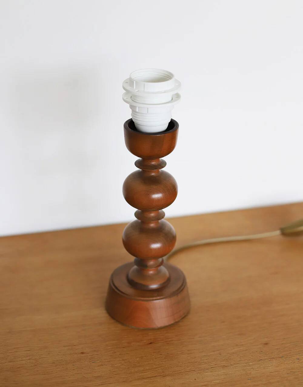 Lampe à poser, pied en bois tourné 1960 et abat-jour vichy bleu ciel