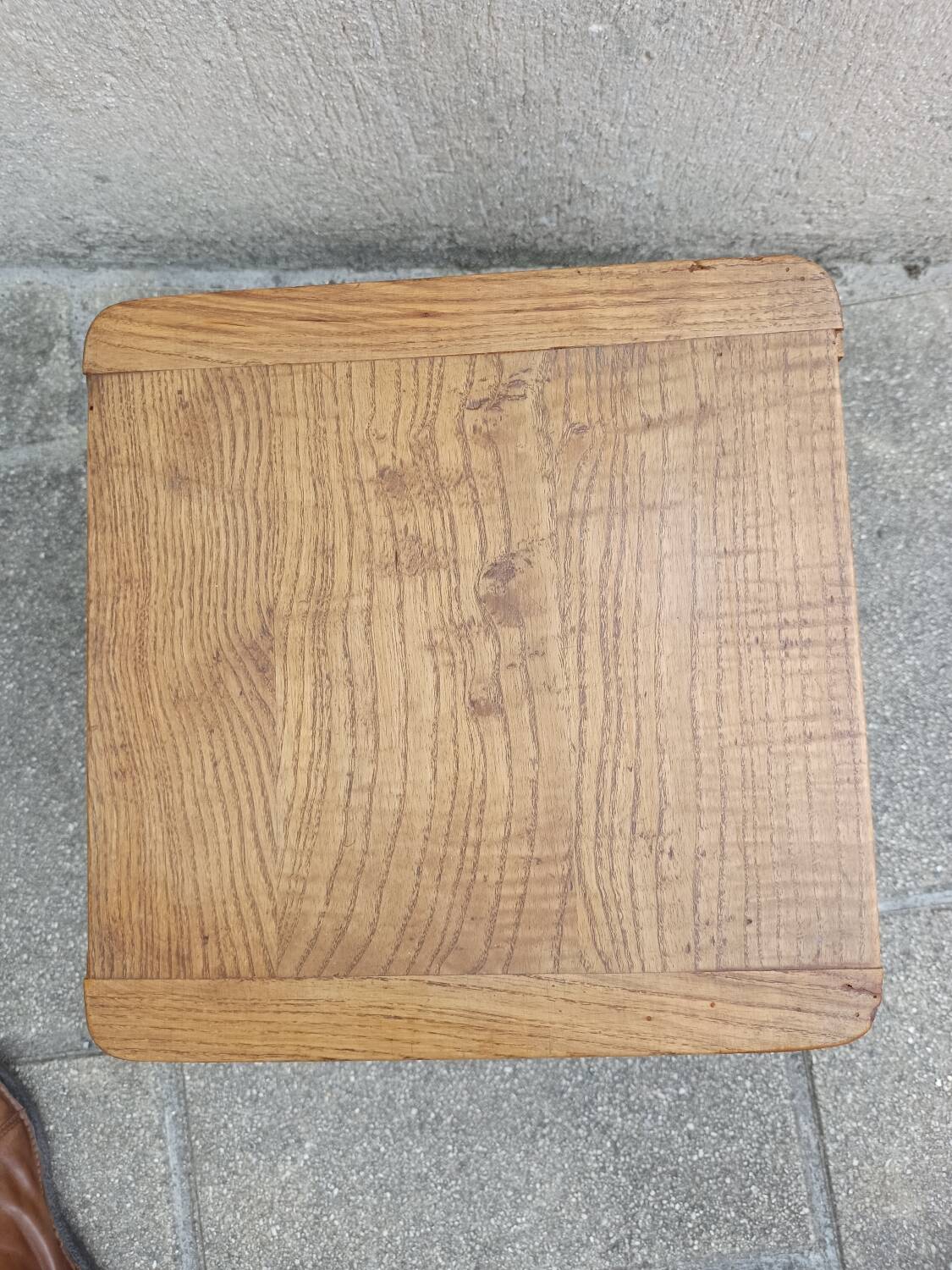 Chest stool in Fresnes