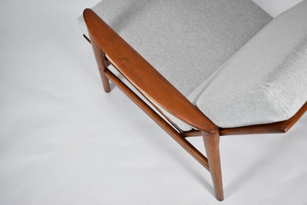 Fauteuil original restauré, tissu gris clair, années 1960, usine de meubles Swarzedzka