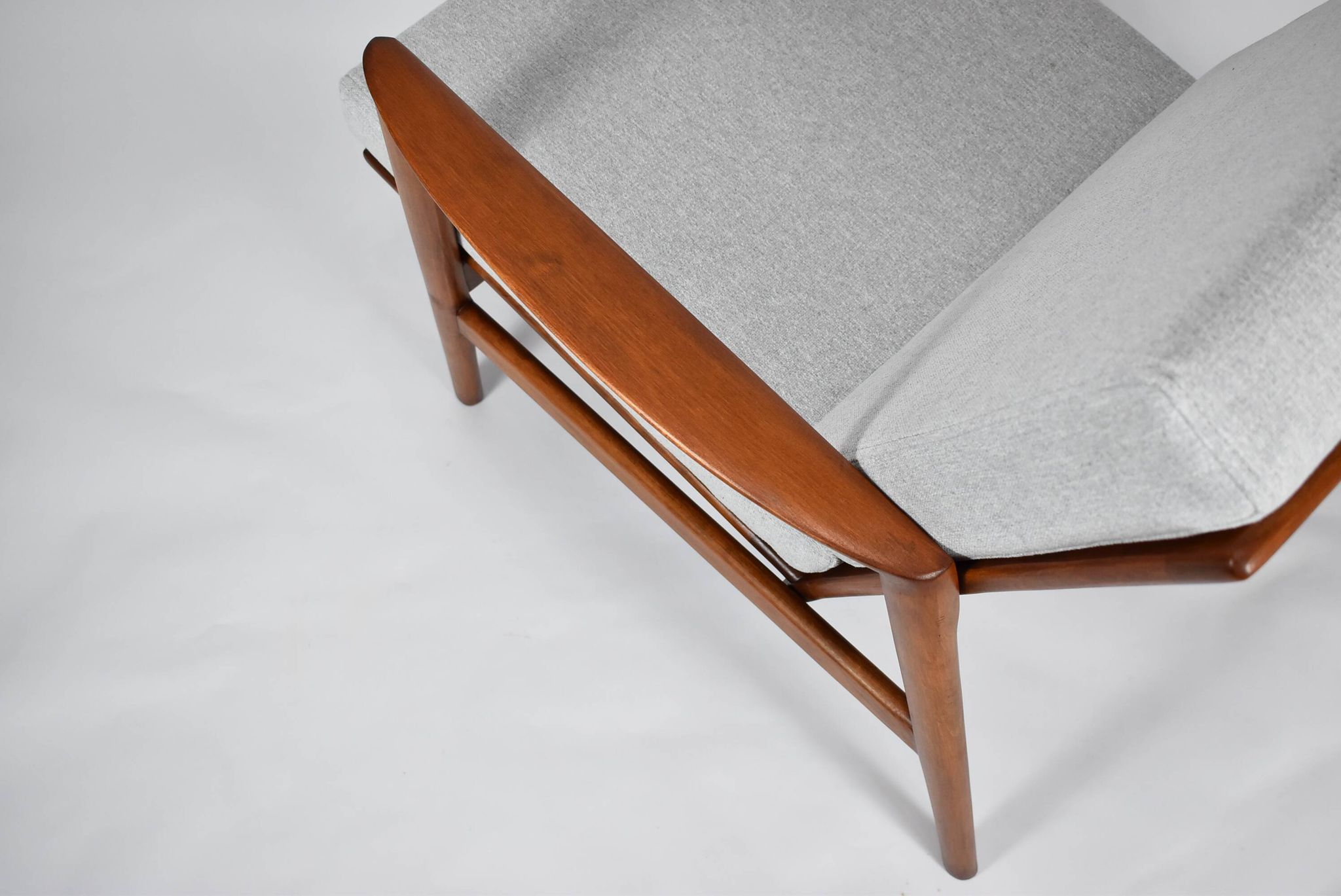 Fauteuil original restauré, tissu gris clair, années 1960, usine de meubles Swarzedzka
