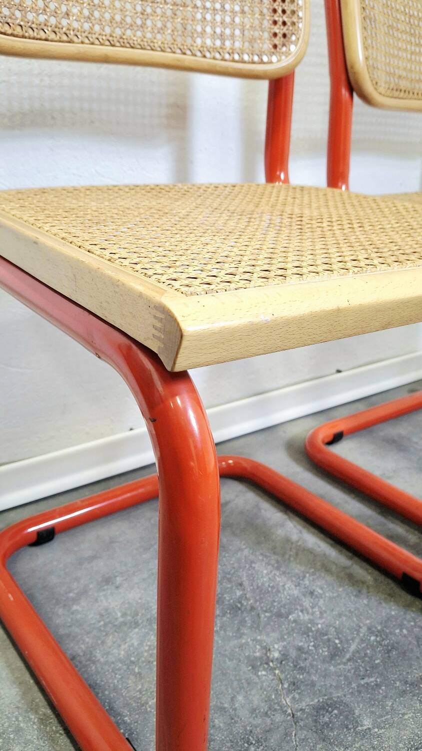Chaise cantilever tubulaire rouge des années 80