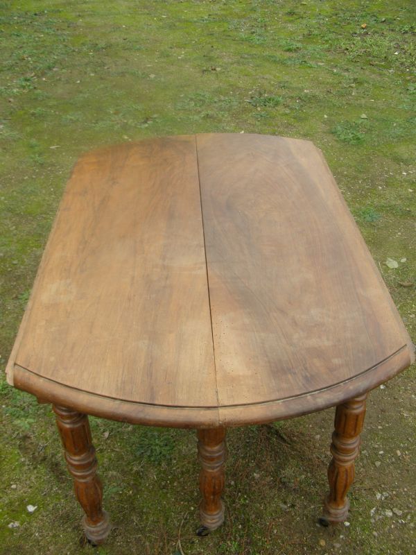 Old solid oak round table, diameter 115cm 6 feet on wheels