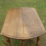 Old solid oak round table, diameter 115cm 6 feet on wheels