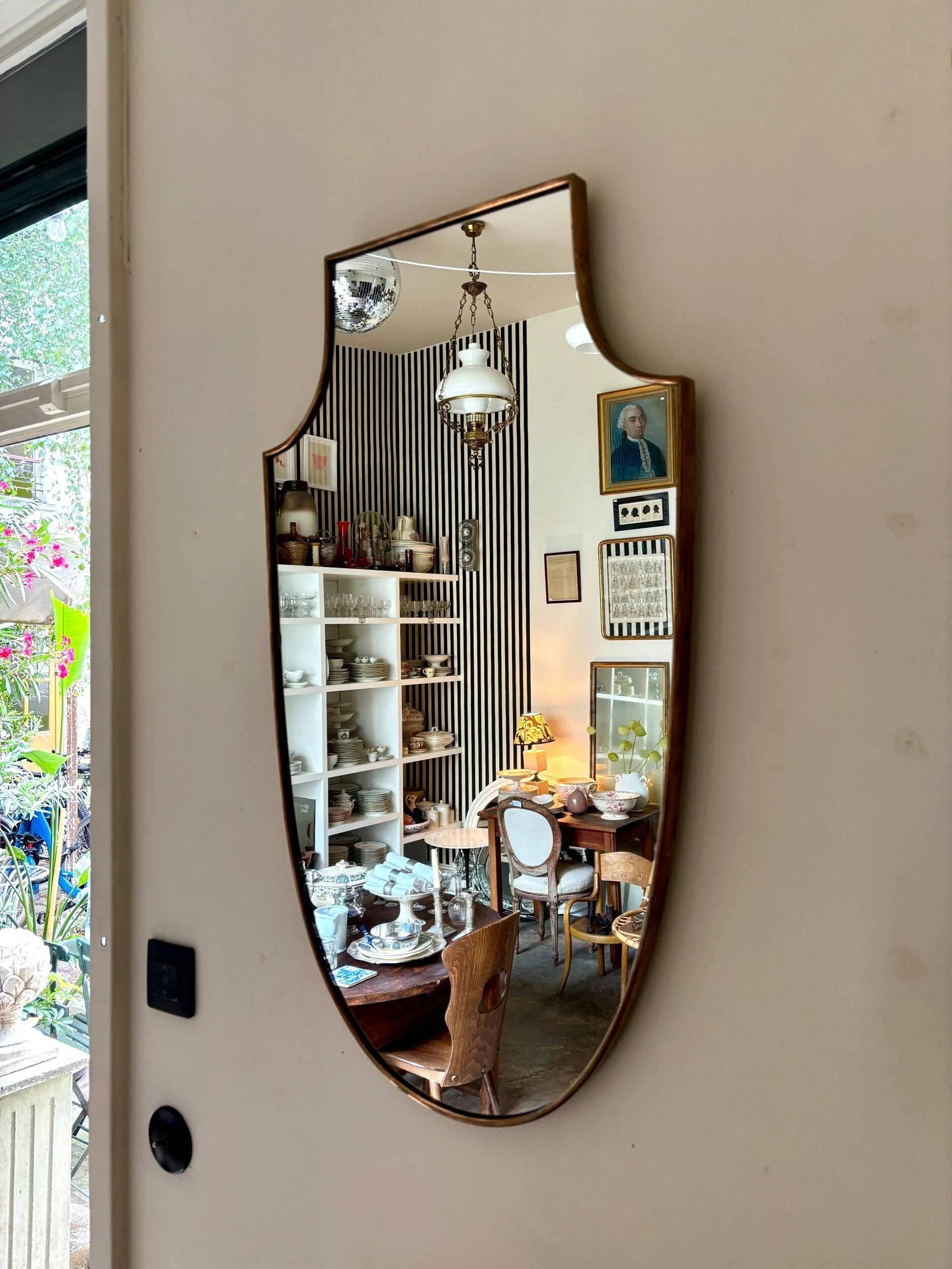 Miroir "écusson" avec cadre en métal doré 86 x 50 cm