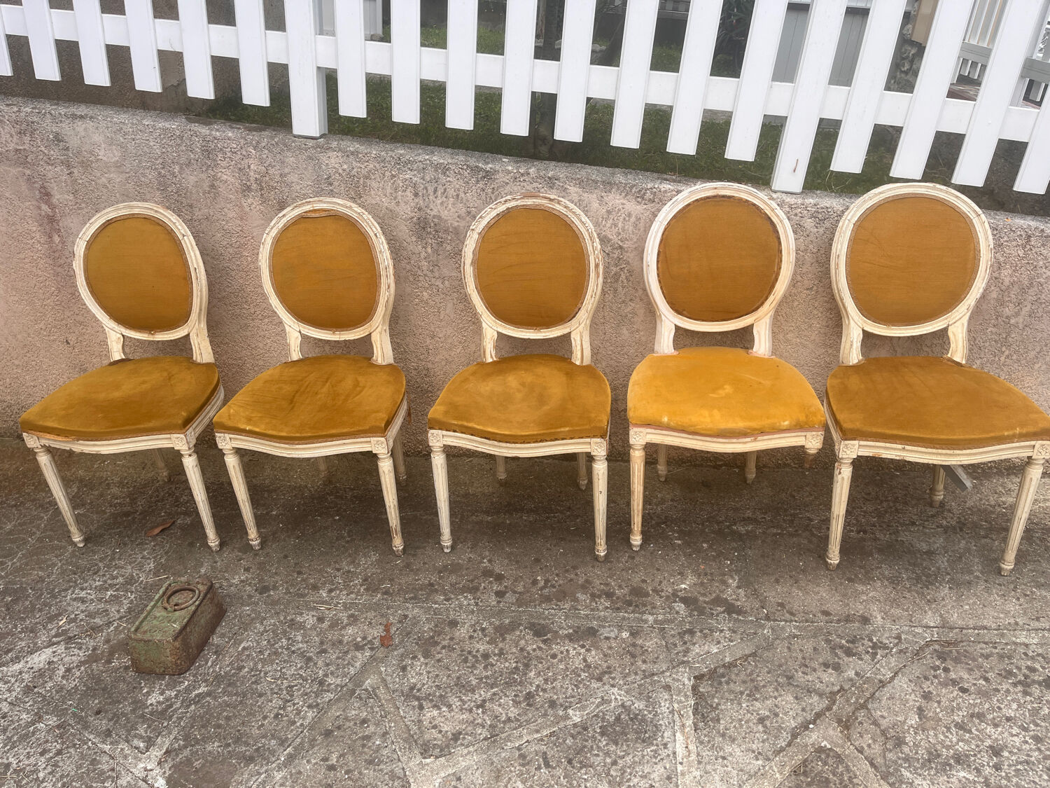 Lot de chaises style Louis à réparer