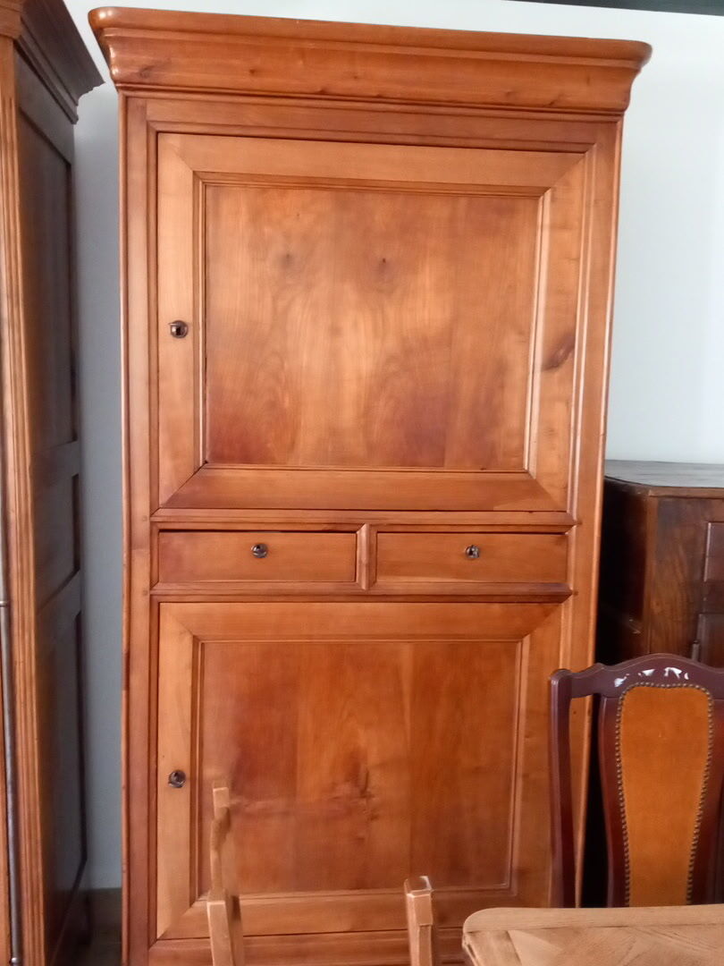 Armoire type cabinet vendéen, en bois massif