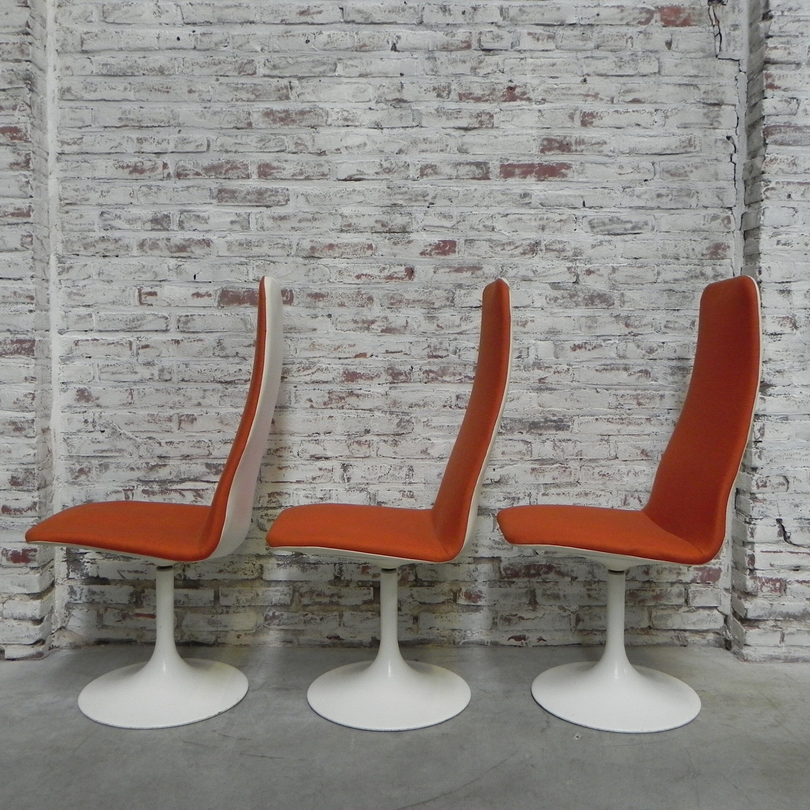 3 Vintage swivel tulip chairs