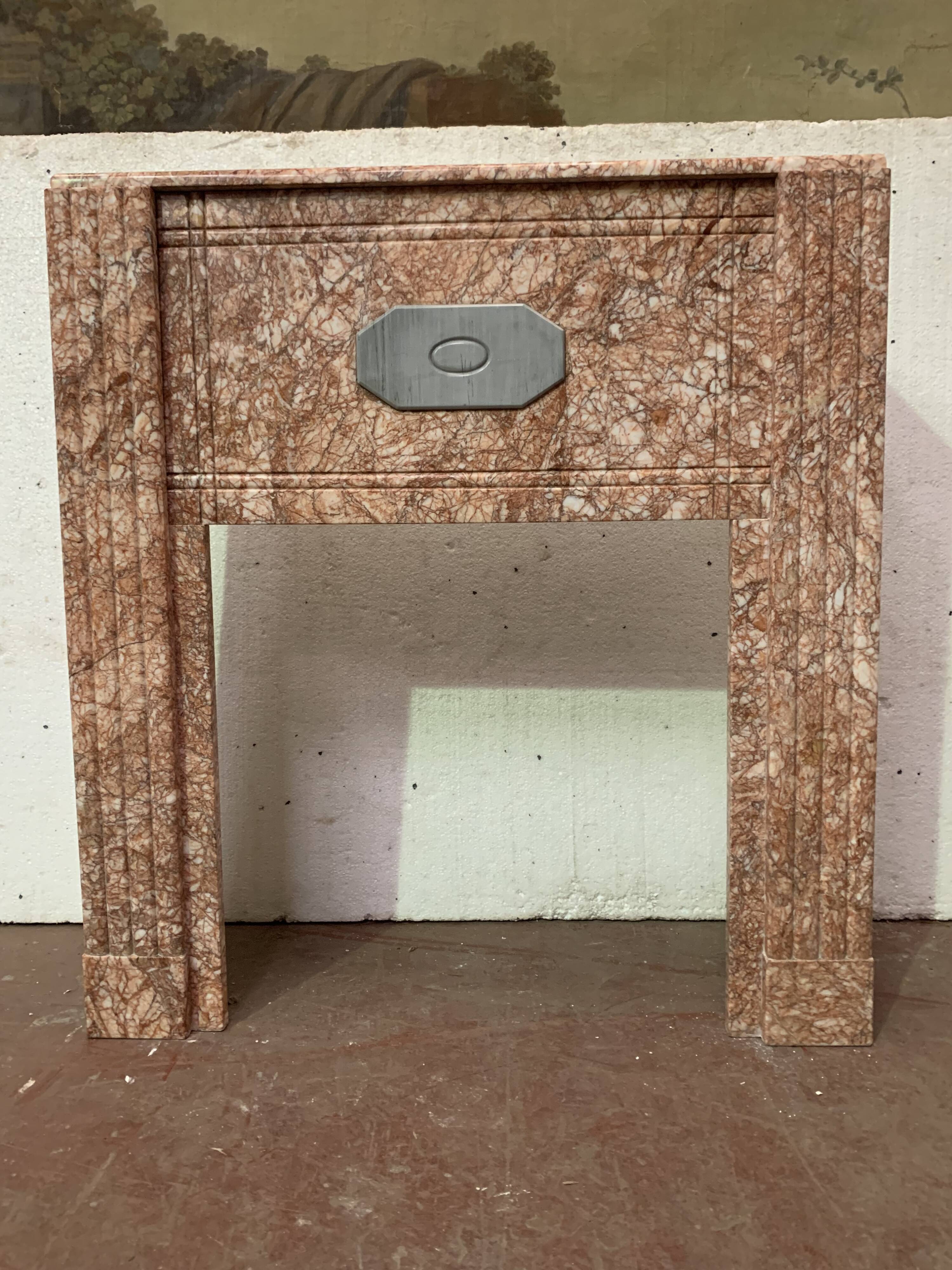 Cheminée Art Déco en marbre rose veiné XX siècle