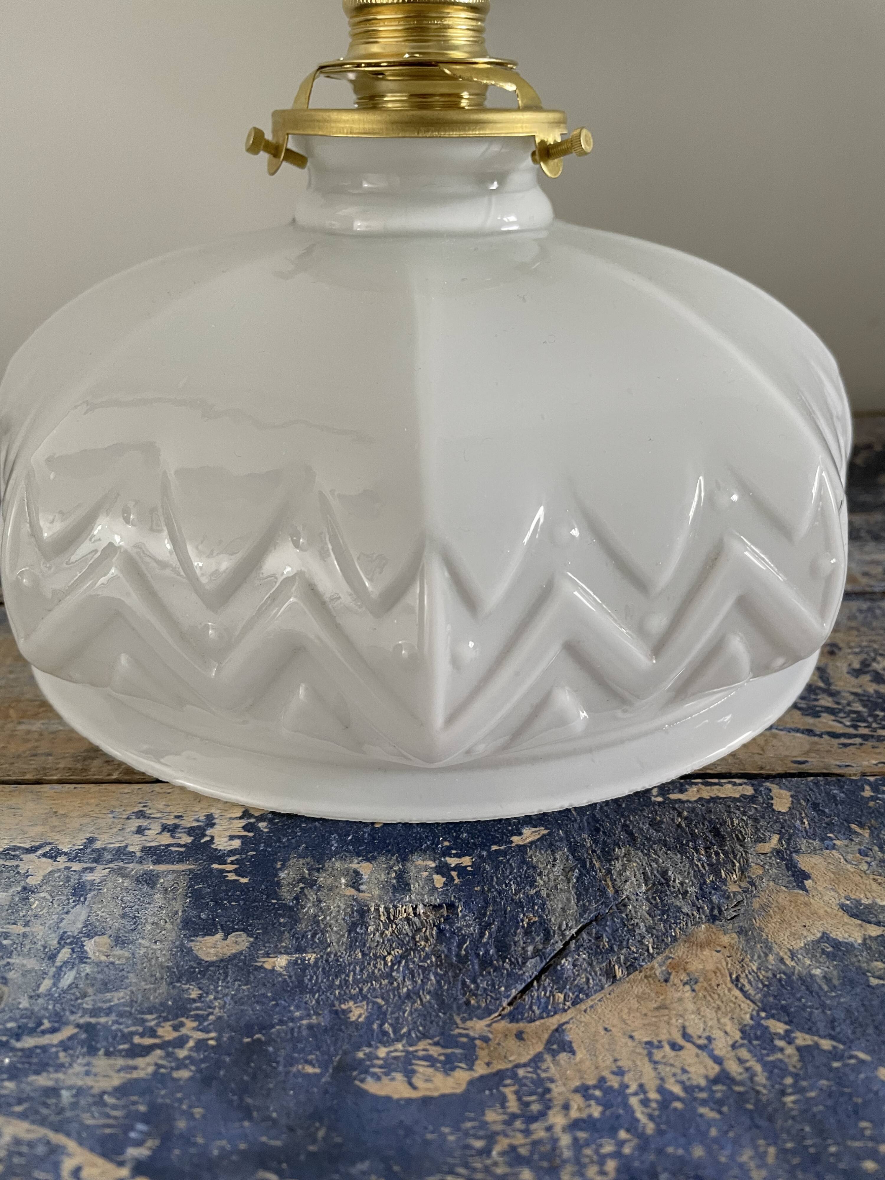 Applique vintage en opaline blanche