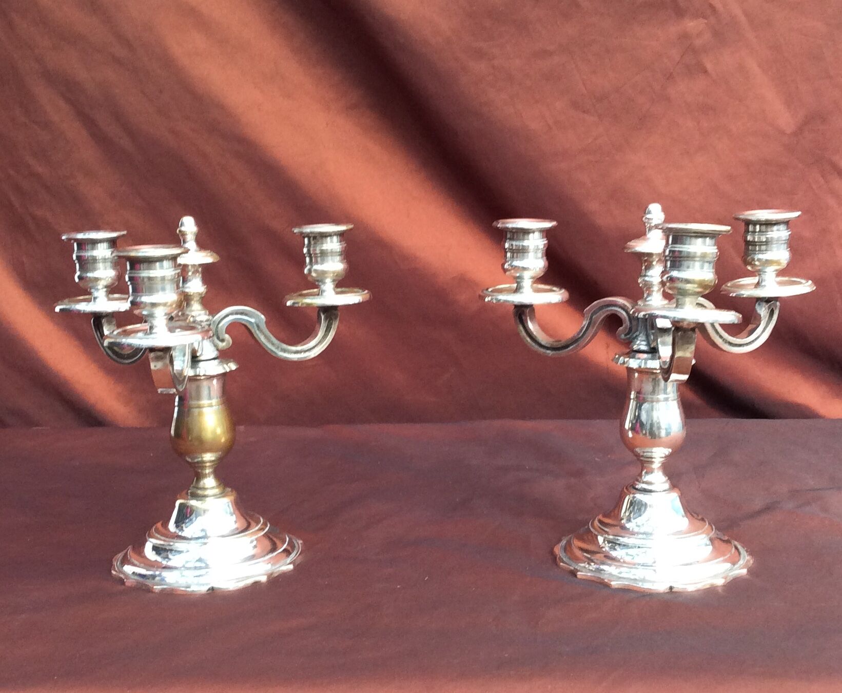 Paire de bougeoirs en métal argenté avec 3 flambeaux dimension : hauteur 18cm- diamètre -20cm vintage