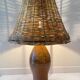 Lampe artisanale en grès emaillé vintage et rotin
